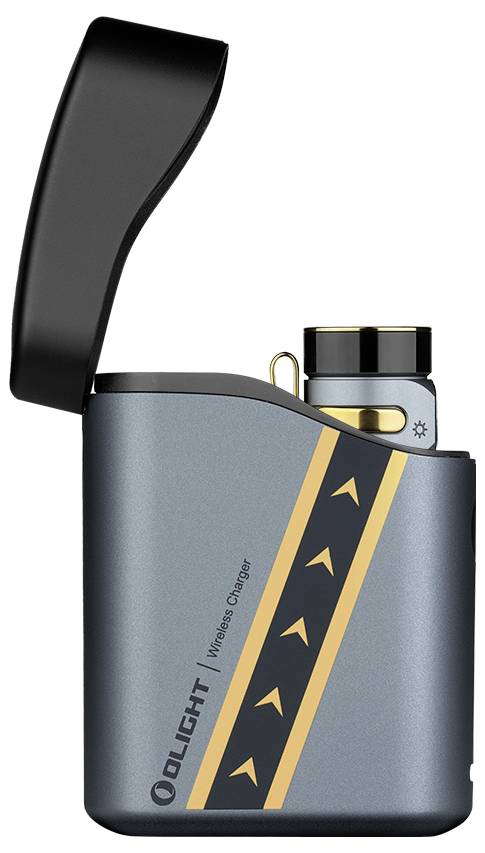 Un custodia per caricatore wireless grigia con una striscia dorata e un motivo triangolare, mostrata con il coperchio aperto, che rivela un dispositivo elettronico circolare all'interno.