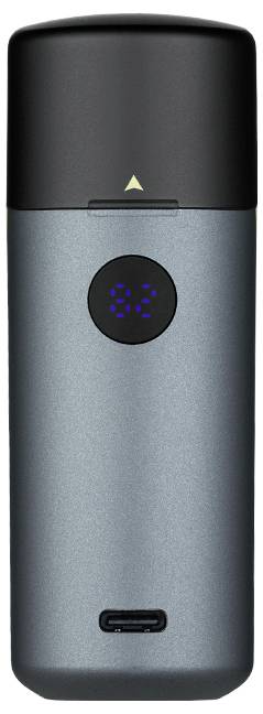 Un dispositivo elettronico elegante, grigio e nero con un piccolo display digitale che mostra "83" e una porta USB nella parte inferiore.