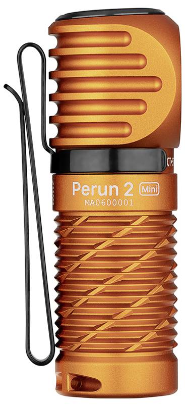 Una torcia Perun 2 Mini di colore arancione con impugnatura rigata e clip nera, mostrata da un angolo laterale.
