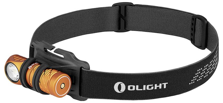 Lampada frontale con una torcia arancione collegata a una fascia regolabile nera etichettata "Olight", adatta per l'illuminazione a mani libere.