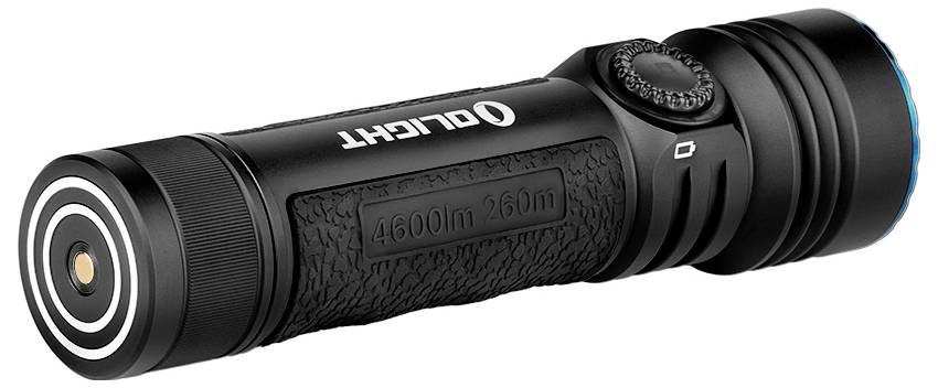 Una torcia compatta nera con impugnatura testurizzata presenta il marchio "Olight" e specifiche che indicano 4600 lumen e una portata di 260 metri.