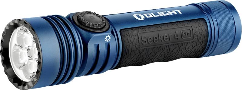 Una torcia elettrica Olight Seeker 4 Pro di colore blu con multiple lampade LED, una maniglia in gomma e un pulsante di controllo sul lato, progettata per l'uso all'aperto.