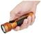 Una mano tiene una torcia Olight arancione con impugnatura nera texturizzata, il pollice su un pulsante laterale, che mostra il suo design compatto e robusto.