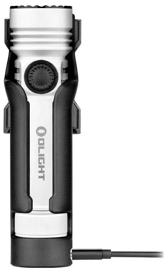 Una torcia elettrica nera e argentata in posizione verticale, collegata a un cavo di ricarica nella parte inferiore. È visibile il nome del marchio 'Olight'.