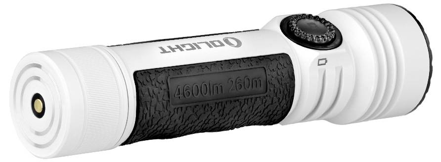 Una torcia bianca e nera con il marchio "Olight", caratterizzata da impugnatura testurizzata e controlli a pulsante.