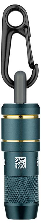 Una piccola torcia metallica blu con impugnatura strutturata, attaccata a un moschettone nero. Codice QR e dettagli di testo visibili sul corpo.