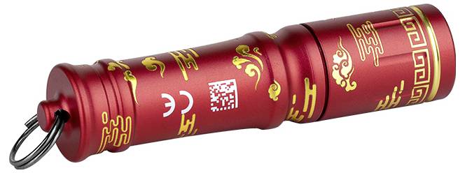 Portachiavi con torcia rossa con motivi decorativi dorati e simboli sul corpo.