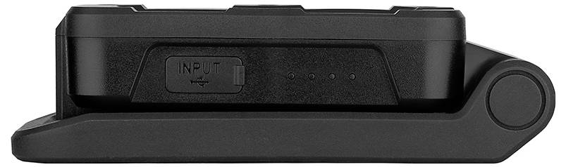 Un proiettore notturno rotondo con design a nuvole e stelle, dotato di porta di ricarica USB alla base.