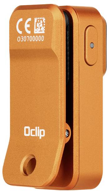 Un altoparlante da soffitto cilindrico nero con linguette rosse e un'etichetta che indica le specifiche tecniche. Progettato per l'installazione audio sospesa.