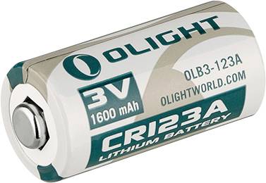Una batteria cilindrica al litio bianca e verde etichettata 'OLIGHT CR123A 3V 1600 mAh' con numero di modello 'OLB3-123A' e un collegamento a un sito web.