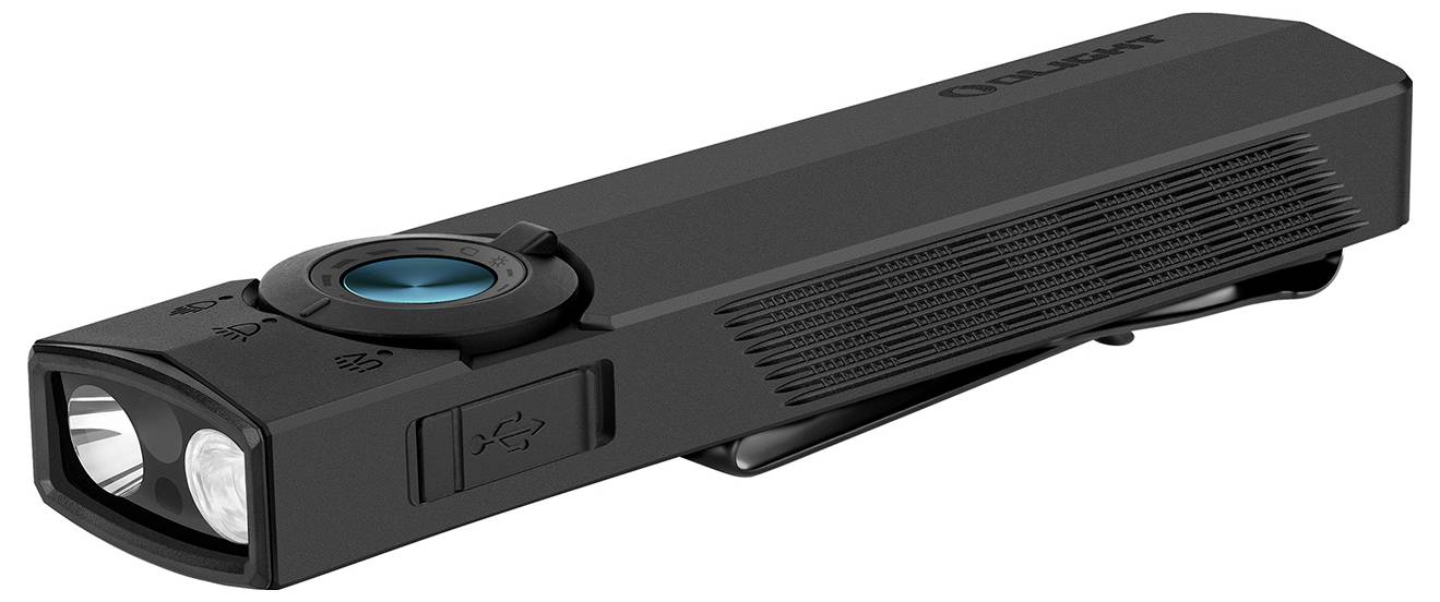 Una snella torcia rettangolare nera con una clip sul lato, con un pulsante circolare blu vicino alla lente anteriore.