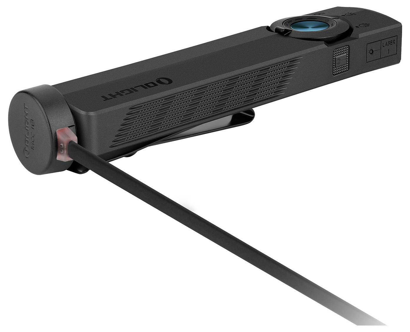 Torcia elettrica Olight nera portatile con pulsante in alto, collegata a un cavo di ricarica USB, su sfondo bianco.