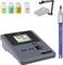 Un kit di misurazione del pH da laboratorio comprende un pHmetro digitale con display, quattro bottiglie di soluzione tampone pH, un supporto per elettrodo e un elettrodo di pH.