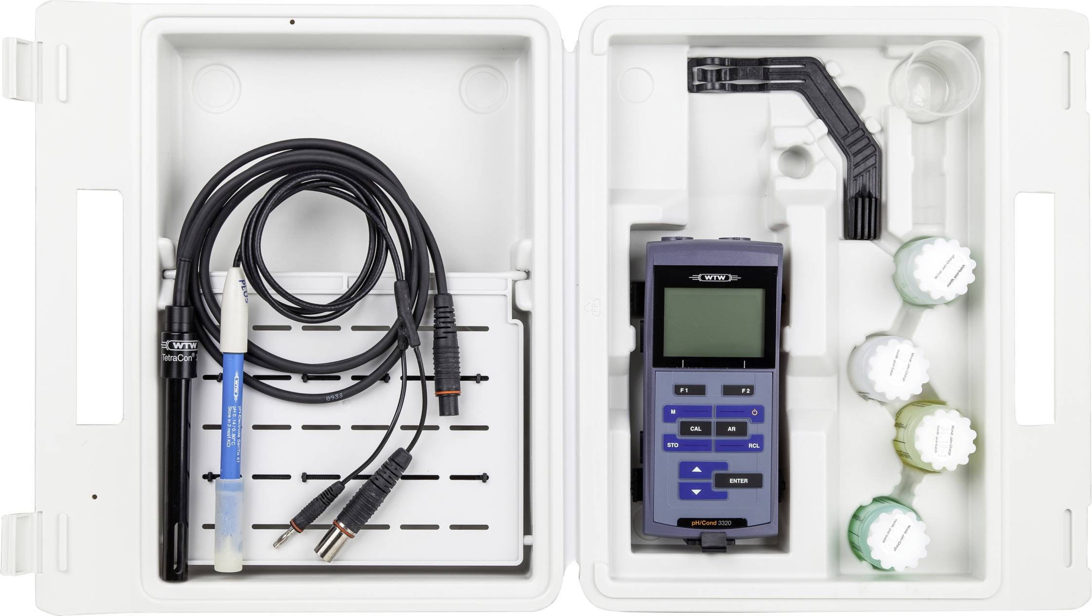 Un kit portatile per il test della qualità dell'acqua con un misuratore digitale, sonde e soluzioni di calibrazione organizzati in una valigetta di trasporto bianca.