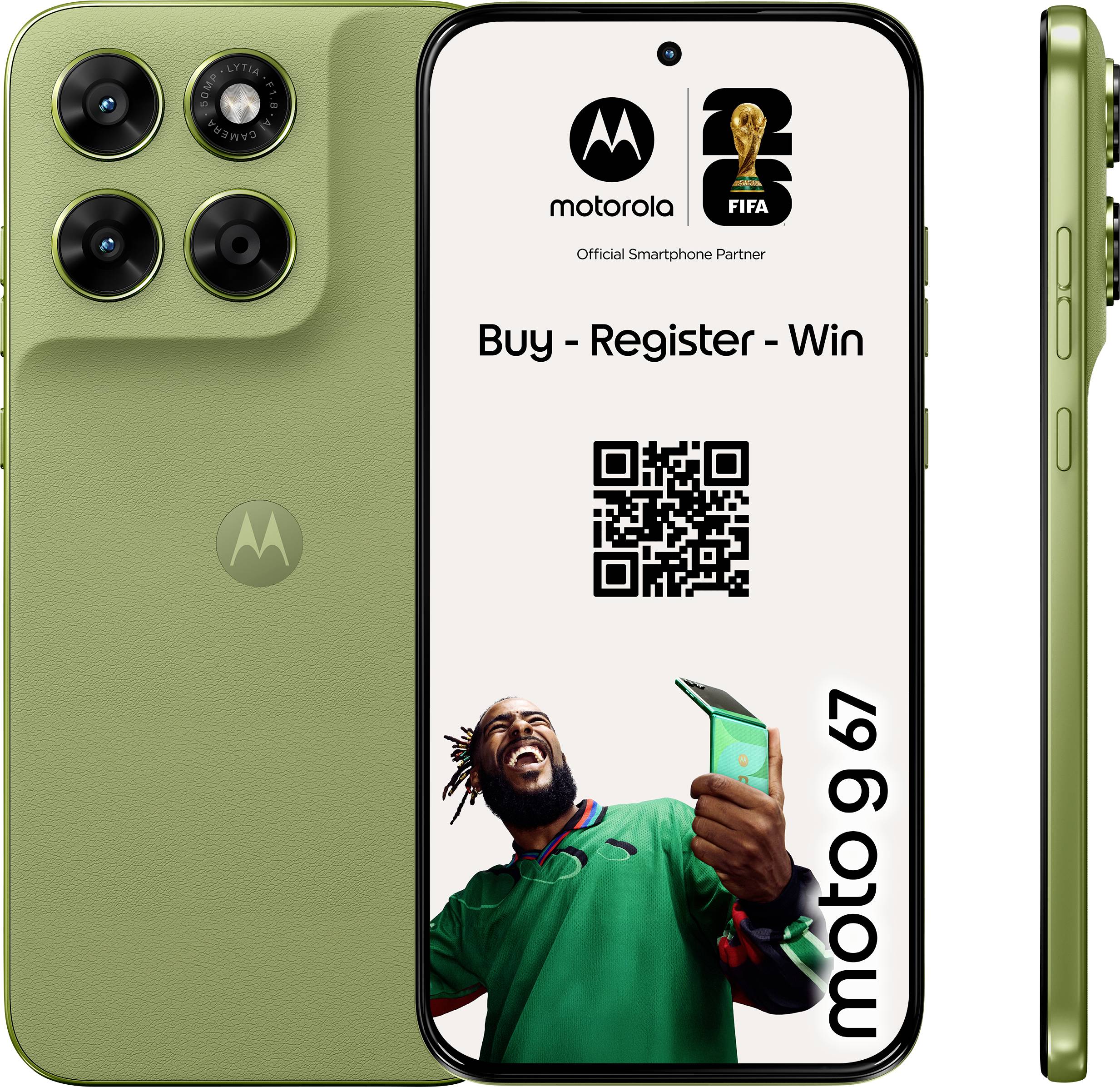 Smartphone Motorola verde con tre fotocamere posteriori. Lo schermo mostra "Acquista - Registrati - Vinci" e un codice QR relativo a una partnership FIFA.