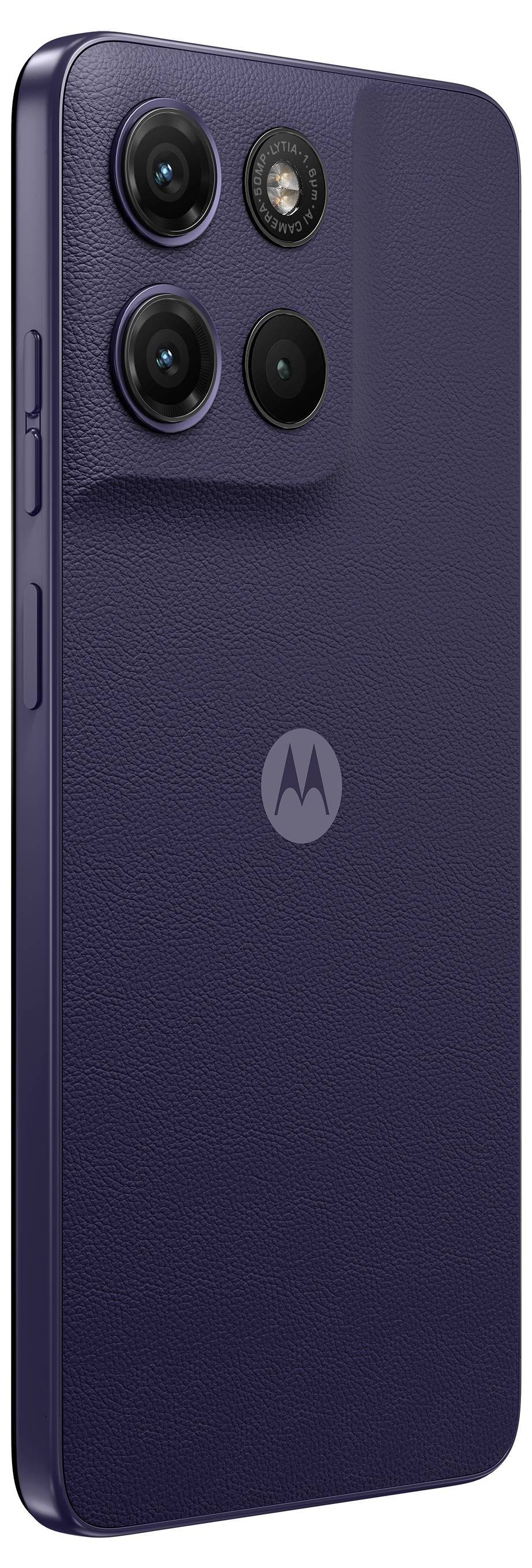 Uno smartphone moderno con dorso di colore viola scuro e texture, che presenta tre obiettivi della fotocamera e un flash disposti in una formazione triangolare.