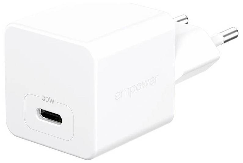 Un adattatore di alimentazione USB-C bianco etichettato "30W" con design di spina europea adatto per la ricarica di dispositivi.