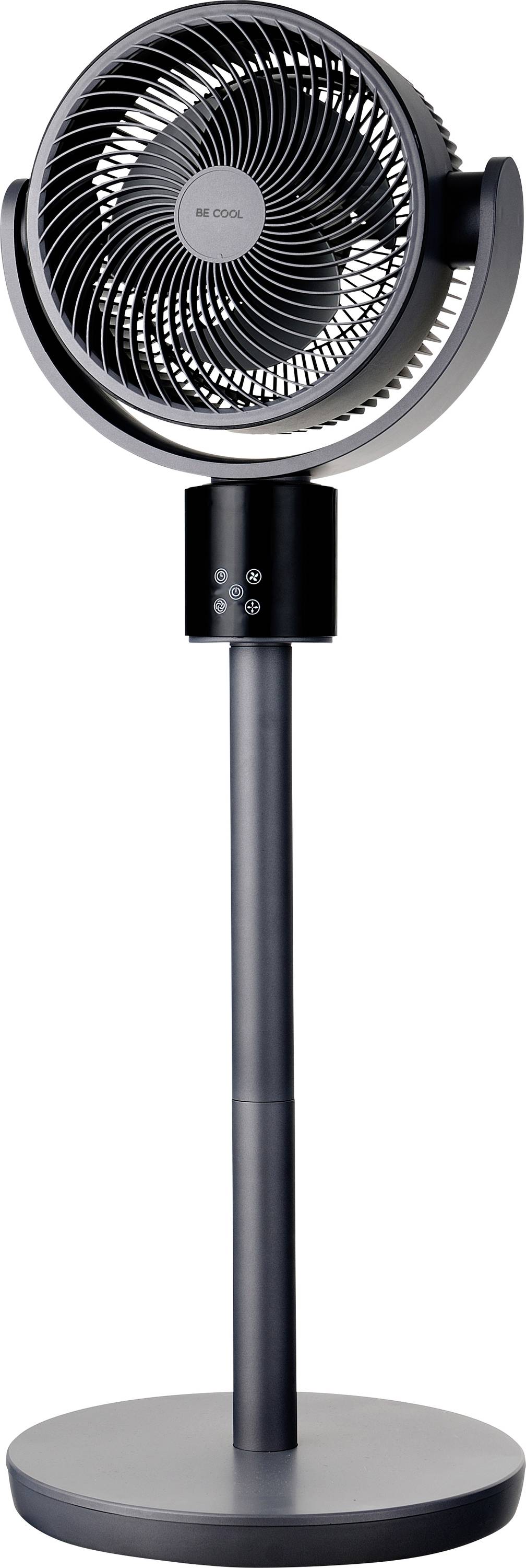 Un ventilatore a pedestal oscillante nero con una base circolare, pannello di controllo sul supporto e una grande griglia circolare che copre le pale del ventilatore.