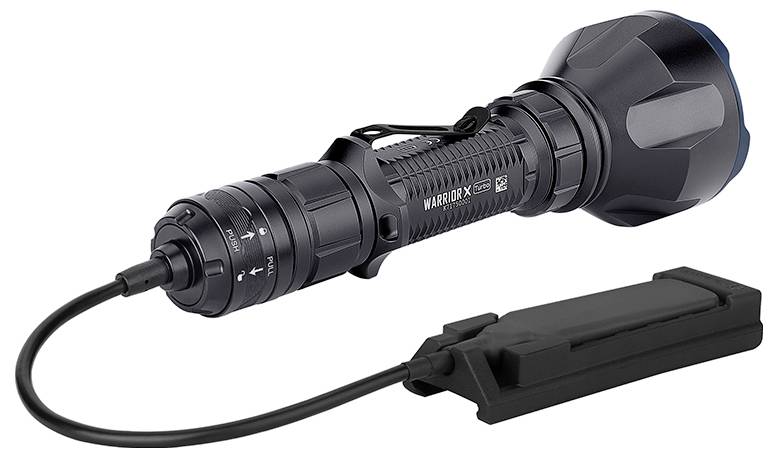 Una torcia tattica nera con caricabatterie collegato, caratterizzata da un design robusto e etichettata "Warrior X Pro".