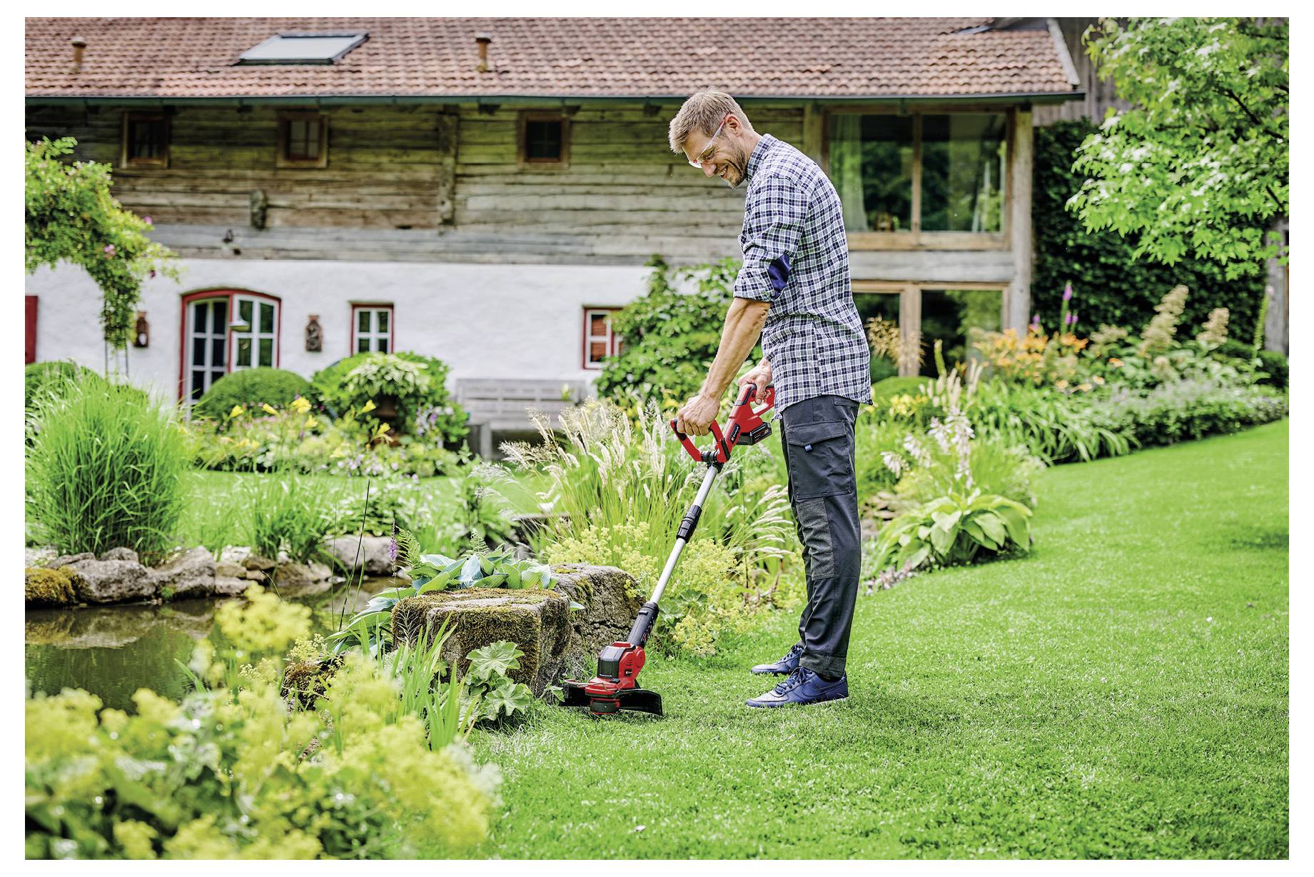 'Rocchetto del filo - avanzamento automatico del filo.' Illustrazione di un rocchetto del filo rosso con copercchio protettivo, utilizzato in un tosaerba.