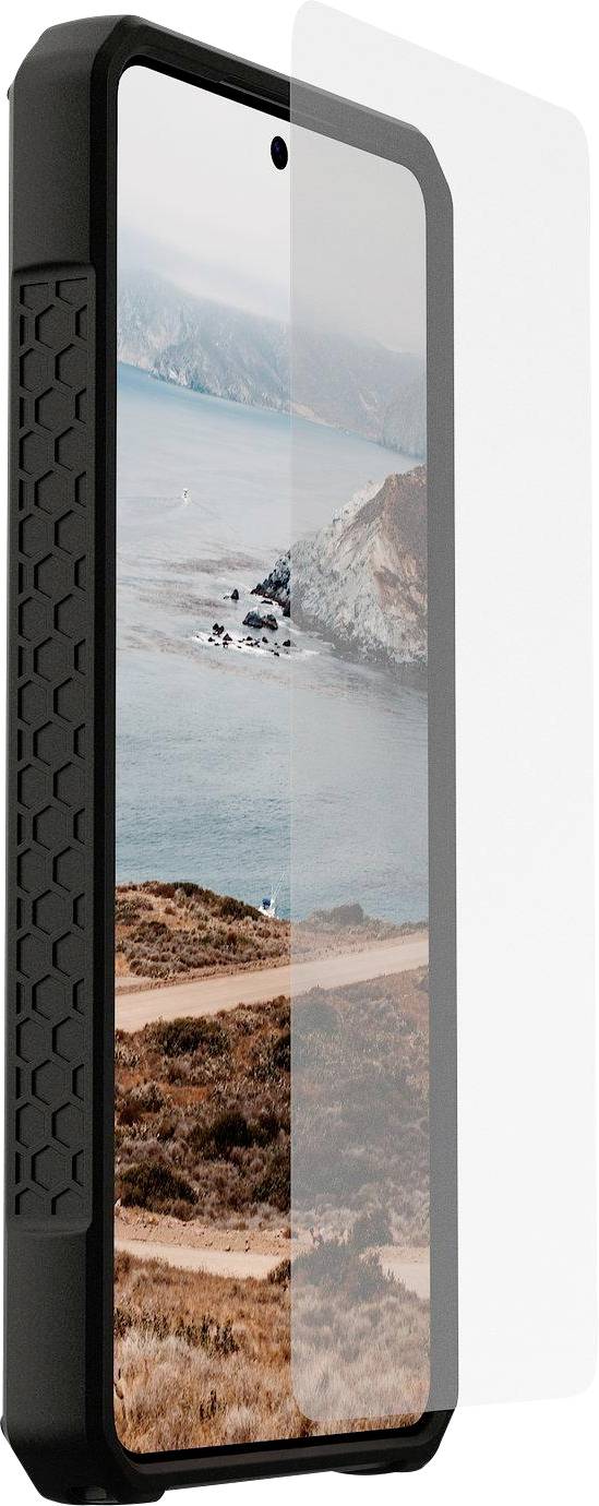 Uno smartphone robusto con una custodia protettiva nera e un protettore schermo visualizza un paesaggio costiero pittoresco con scogliere e onde oceaniche.