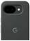 Primo piano della fotocamera posteriore di uno smartphone e del flash su una custodia opaca scura con il logo della lettera 'G'.