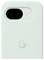 Uno smartphone con coperchio posteriore bianco che presenta una grande fotocamera doppia nell'angolo in alto a sinistra e un logo 'G' vicino al centro.