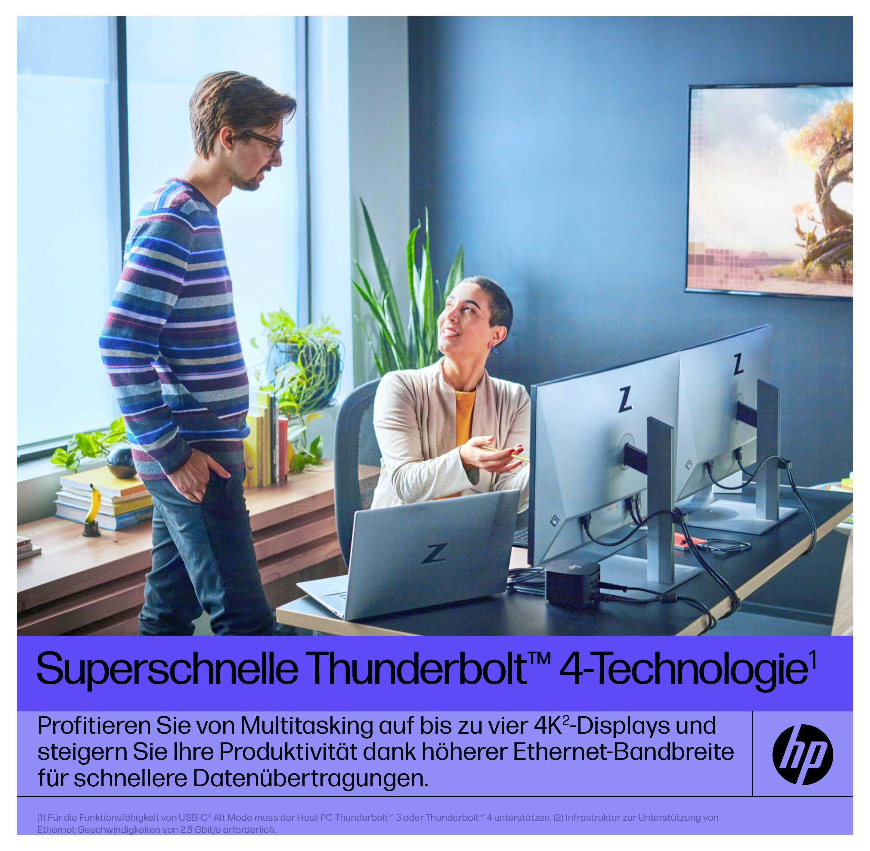 Una donna e un uomo discutono in un ufficio, circondati da monitor HP. Il testo promuove la "Tecnologia Thunderbolt 4 ultra veloce" per il multitasking e la produttività migliorati.