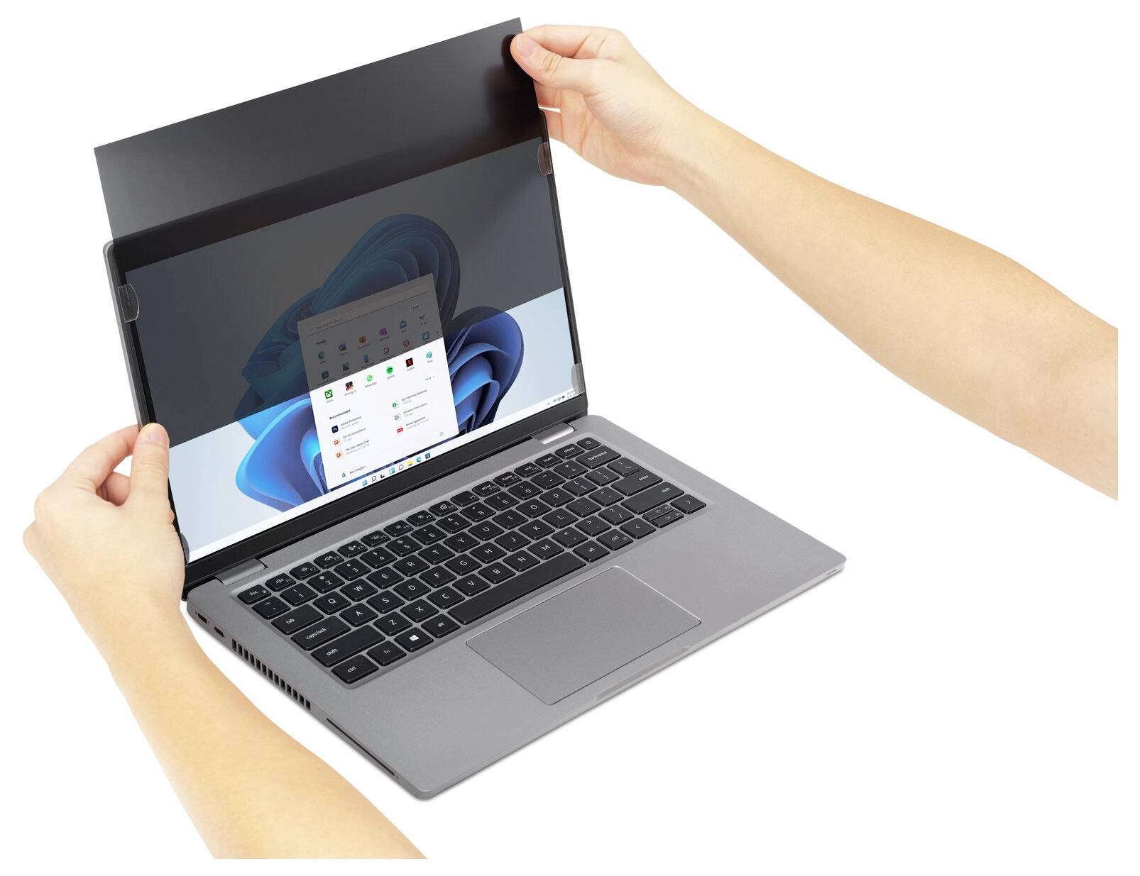 Persona che attacca uno schermo di privacy a un laptop, mostrando un'interfaccia software.