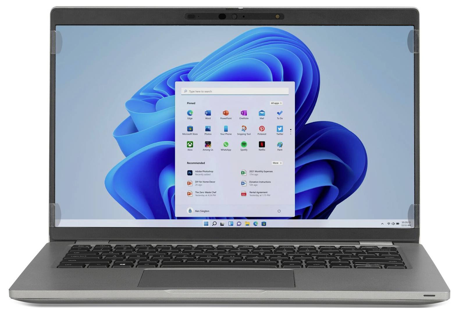 Un laptop che mostra la schermata iniziale di Windows 11 con varie icone di app su uno sfondo blu astratto.