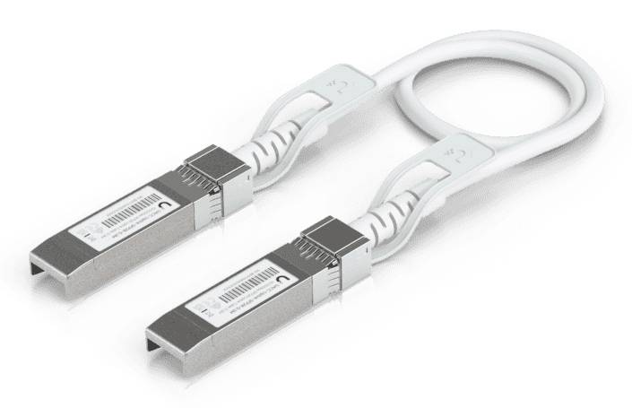 'Cavo di rete ad alta velocità con connettori argentati alle estremità, utilizzato per la comunicazione dati in configurazioni di server o reti.'