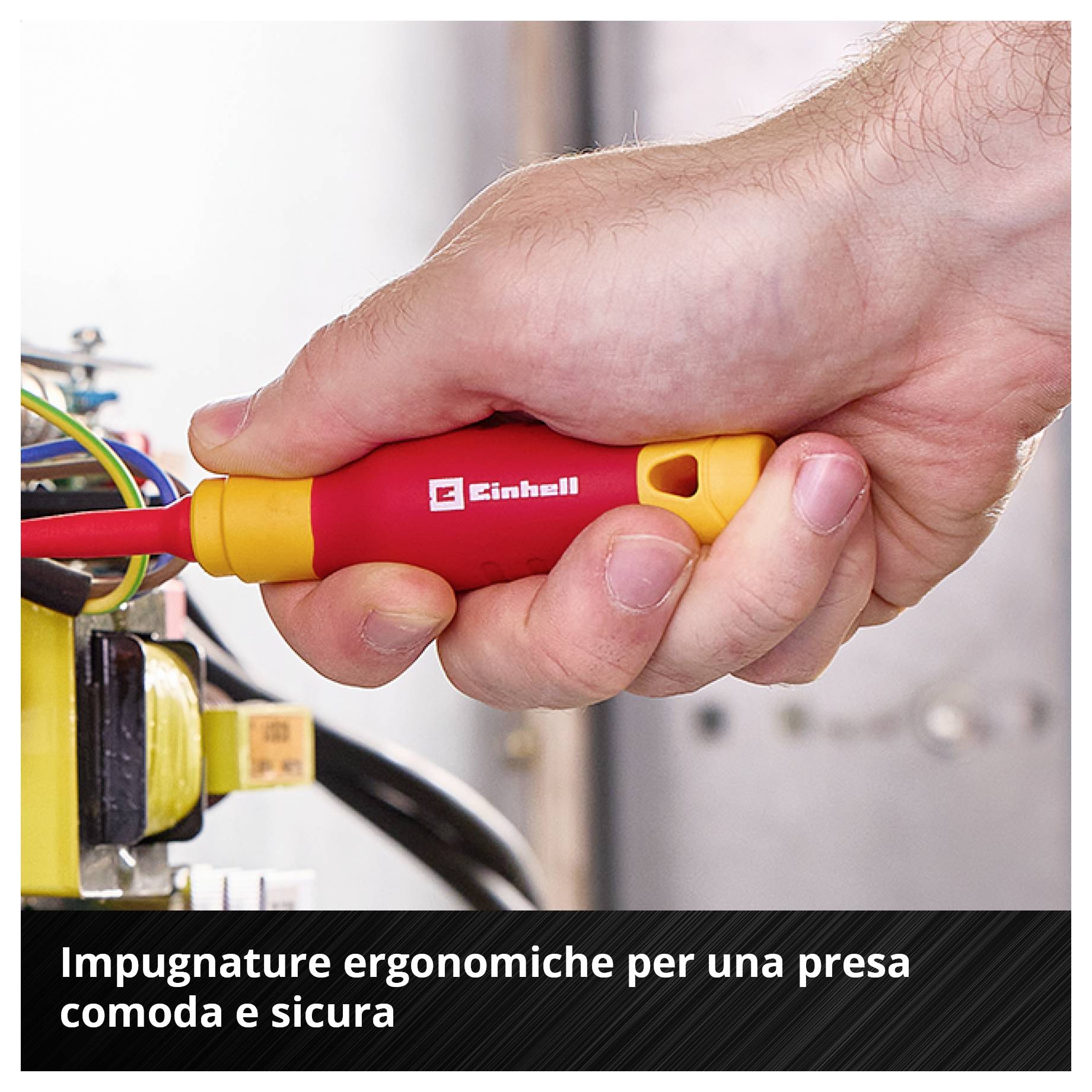 Una mano tiene un cacciavite Einhell rosso e giallo al connettore del cavo; sotto è scritto: "Le impugnature ergonomiche offrono una manipolazione confortevole e una presa sicura"