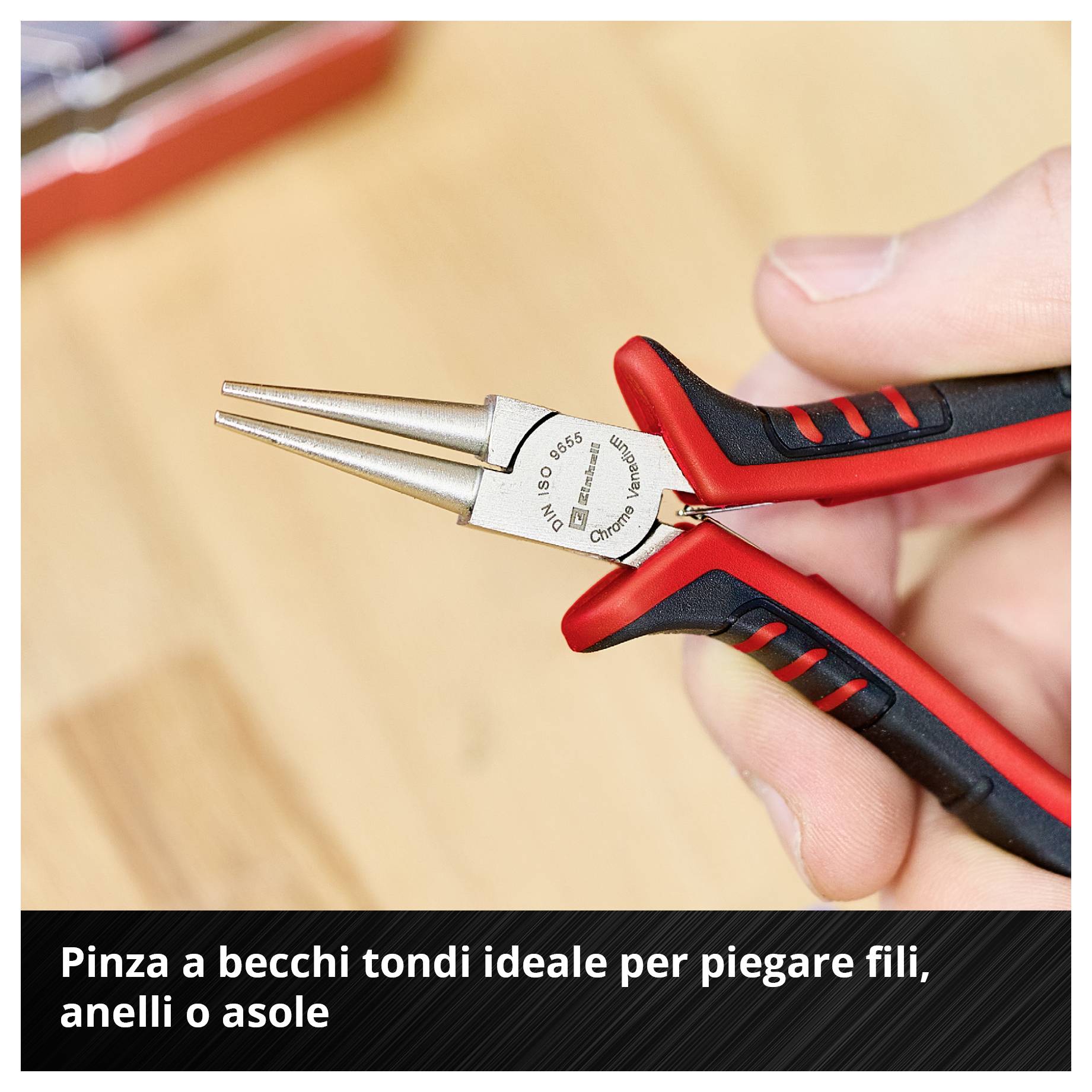 Primo piano di una tenaglia tonda con mascelle rotonde, tenuta in mano; adatta per piegare filo, anelli o asole.