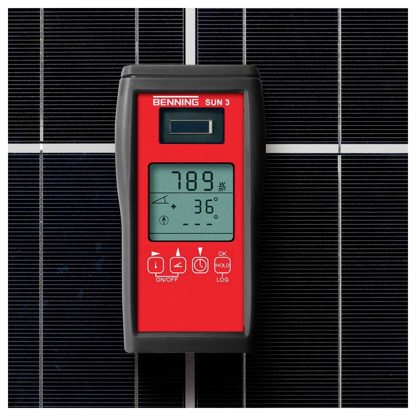 Un misuratore solare che visualizza "789 W/m² e 36°" è posizionato sulla superficie di un pannello solare, mostrando letture per l'intensità della luce solare e la temperatura.