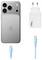 Un smartphone argento con tre fotocamere posteriori, accanto a un caricabatterie USB bianco da parete e un cavo USB-C blu.