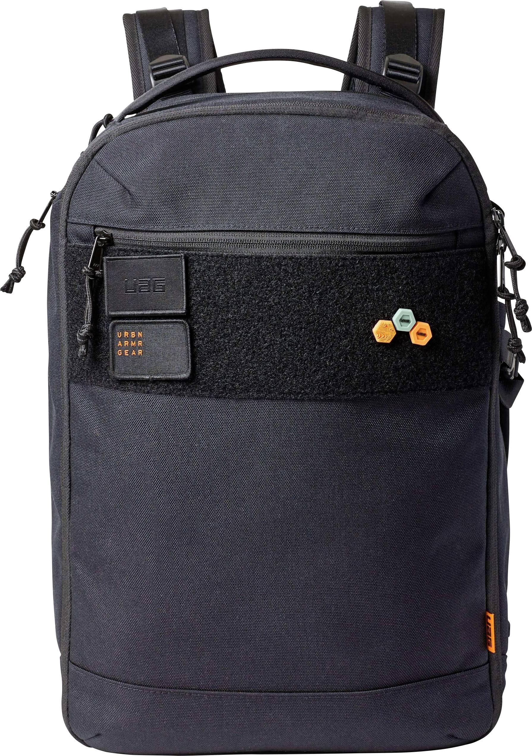 Uno zaino nero con due tasche frontali e un distintivo ricamato che mostra due esagoni e un piccolo cartellino rettangolare.