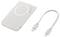Un caricabatterie wireless rettangolare con un'area di ricarica circolare accanto a un breve cavo USB-C, entrambi in bianco.