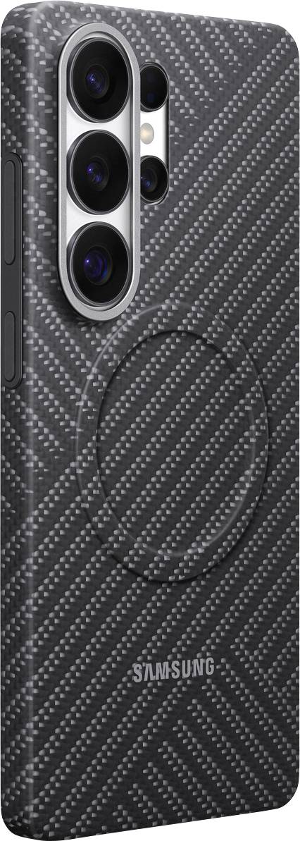 Telefono Samsung Galaxy con custodia a motivo fibra di carbonio, caratterizzato da quattro obiettivi fotografici e un pulsante di accensione visibile sul lato.