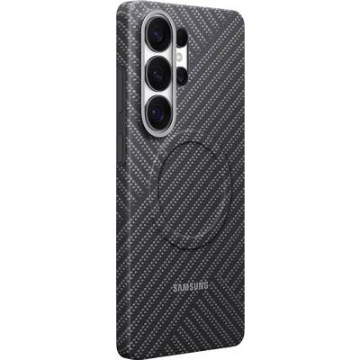 Telefono Samsung Galaxy con custodia a motivo fibra di carbonio, caratterizzato da quattro obiettivi fotografici e un pulsante di accensione visibile sul lato.