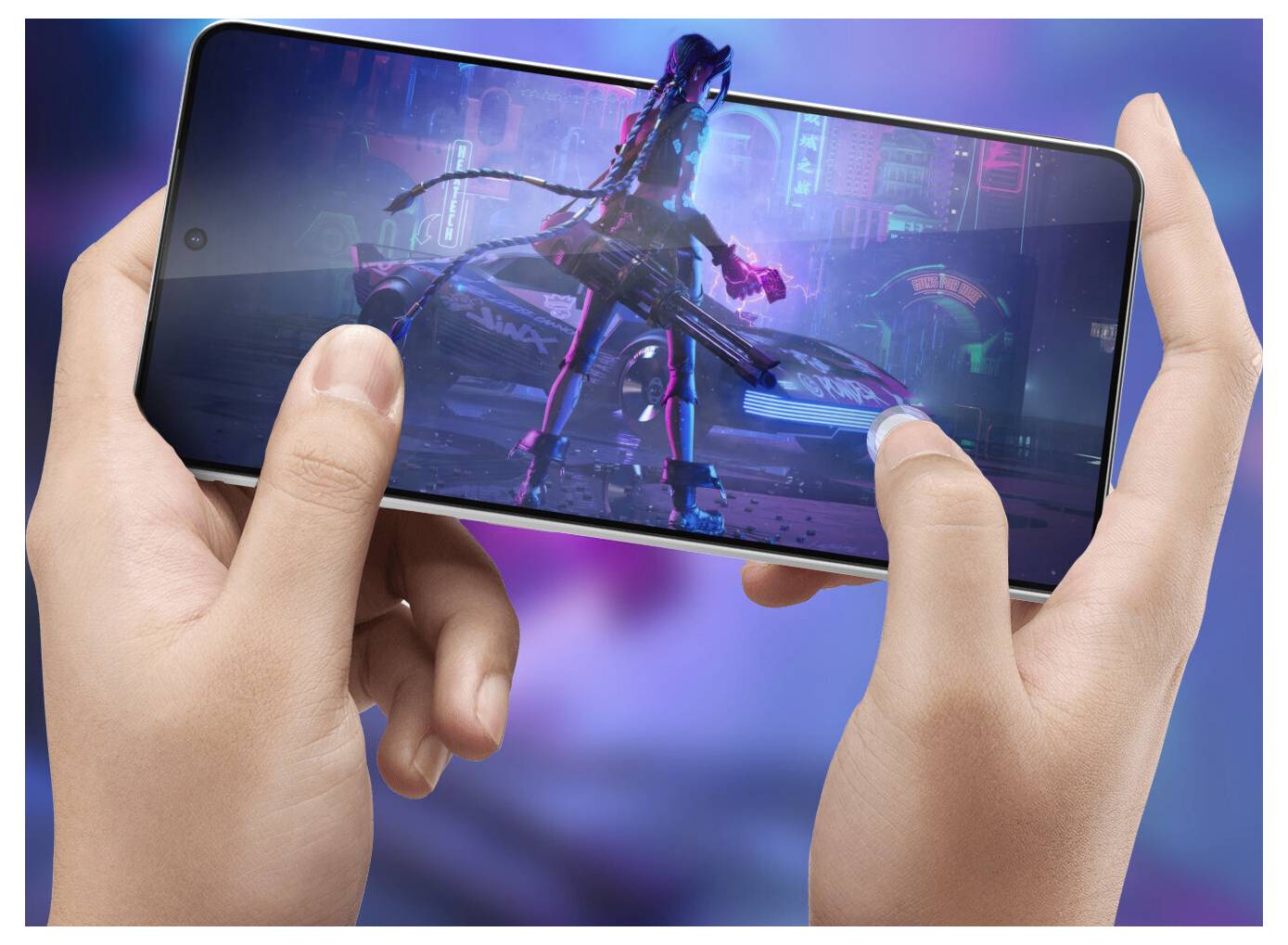 Una persona tiene uno smartphone che riproduce un videogioco con un personaggio futuristico con luci al neon sullo sfondo, simboleggiando il gaming.