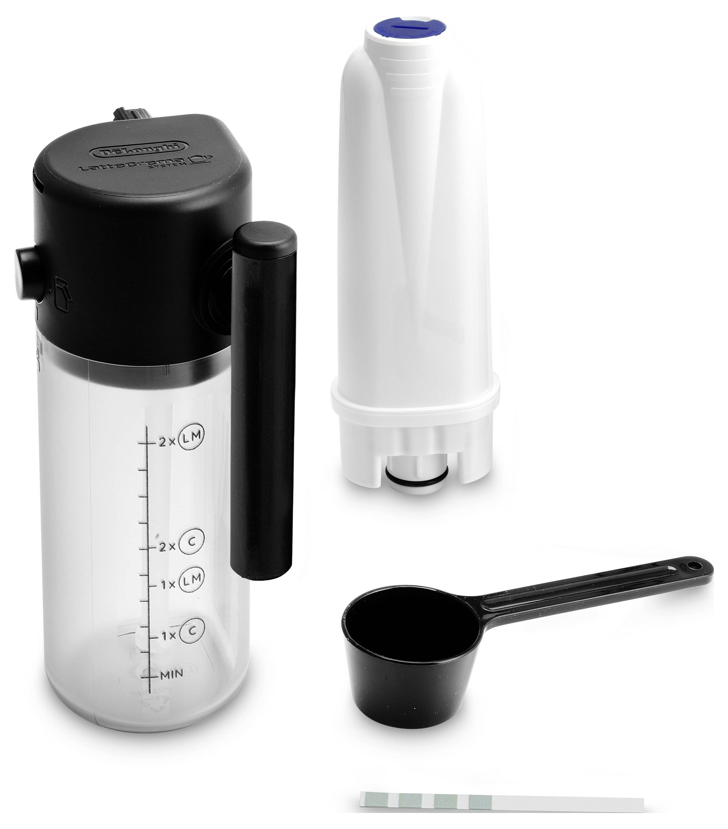 Kit filtro acqua 'Delonghi' con cartuccia filtrante, contenitore trasparente contrassegnato con livelli di misurazione, manico nero, tazza dosatrice e strisce reattive per il test.