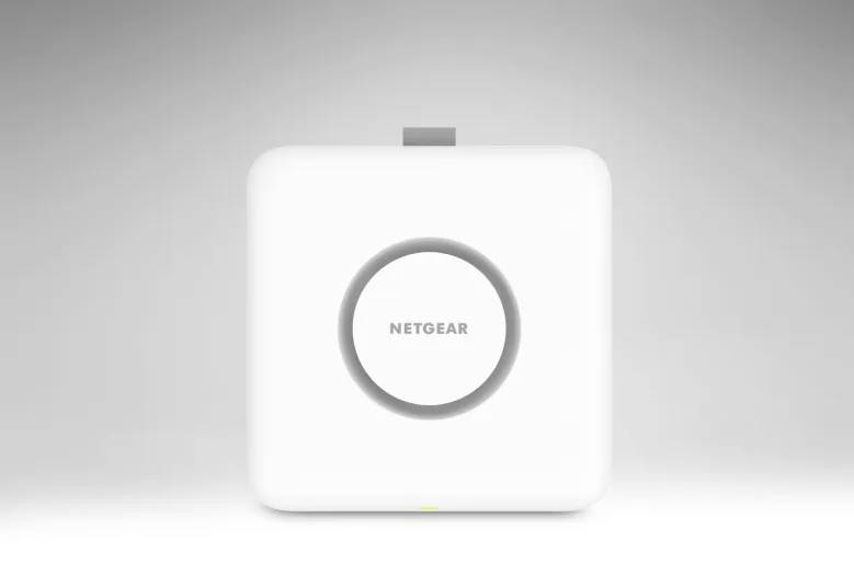 Un estensore di portata WiFi NETGEAR bianco con design circolare è mostrato su uno sfondo neutro.