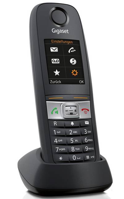 Un telefono cordless nero con display a colori che mostra icone di menu. È montato su una base di ricarica.