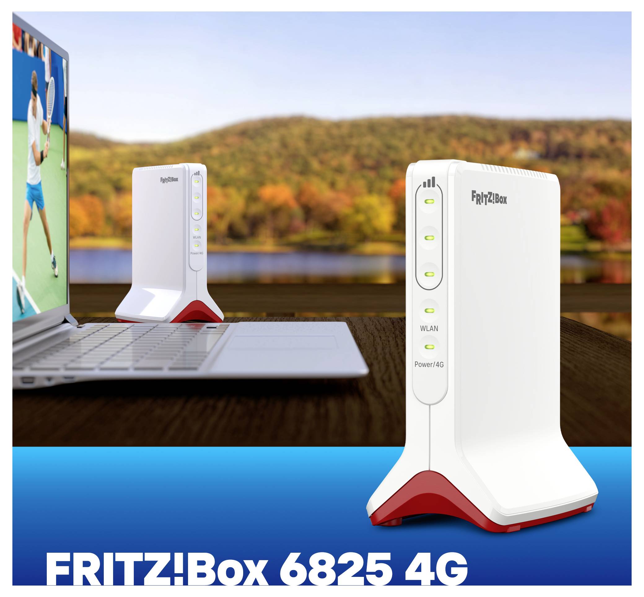 Un router FRITZ!Box 6825 4G bianco con spie luminose si trova su una superficie. Dietro di esso, un laptop mostra una scena di una partita di tennis all'aperto.