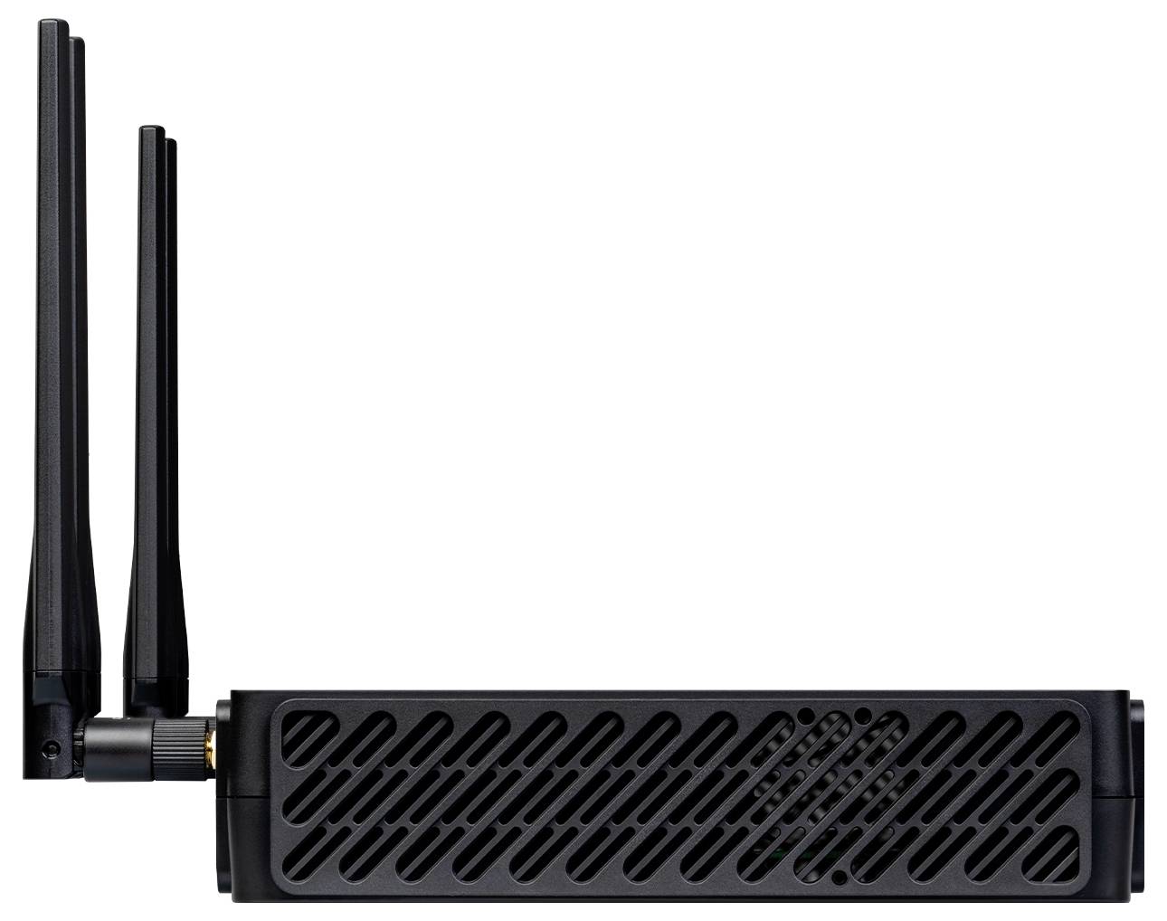 Un router wireless nero con tre antenne, orientate verticalmente, presenta un design con ventilazione sul pannello laterale, che suggerisce un raffreddamento attivo.