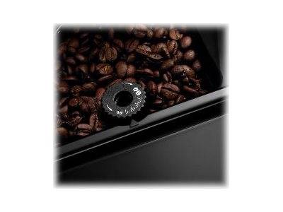 Chicchi di caffè in un macinacaffè con una manopola di regolazione nera che mostra le impostazioni di macinatura, collocati all'interno di un apparecchio di colore scuro.