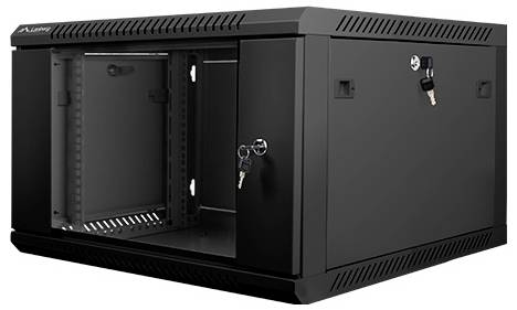 Un rack server nero montato a parete con la porta anteriore aperta che mostra gli scaffali interni e una porta laterale asicurata con una chiave inserita.