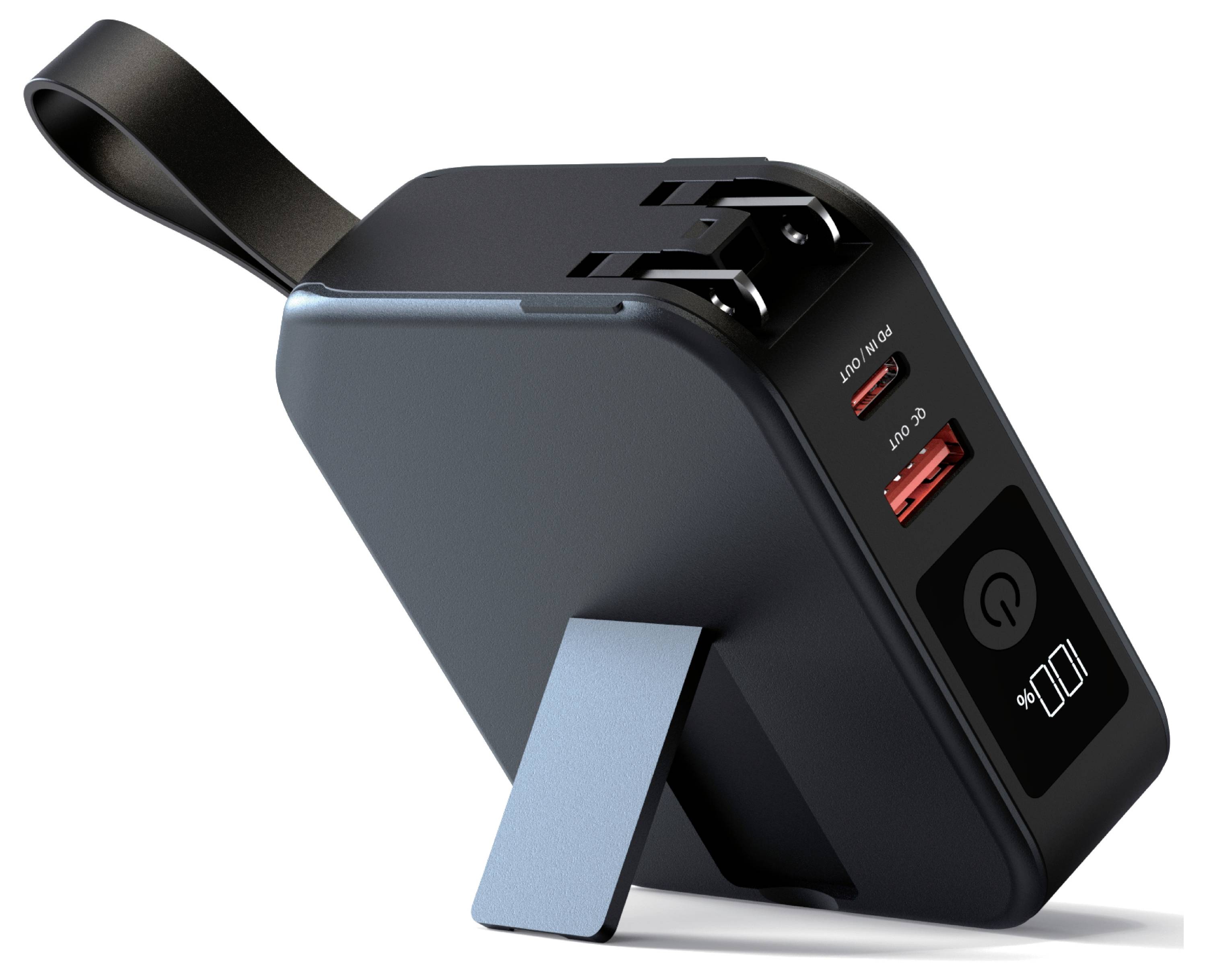 Un power bank portatile con un display digitale che mostra la percentuale della batteria, due porte USB e una spina pieghevole per la ricarica.