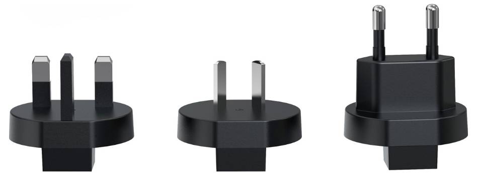 Tre tipi di adattatori per spine elettriche per diverse regioni. Da sinistra a destra: spine UK a tre pin, spine US a due pin, e spine EU a due pin rotondi.