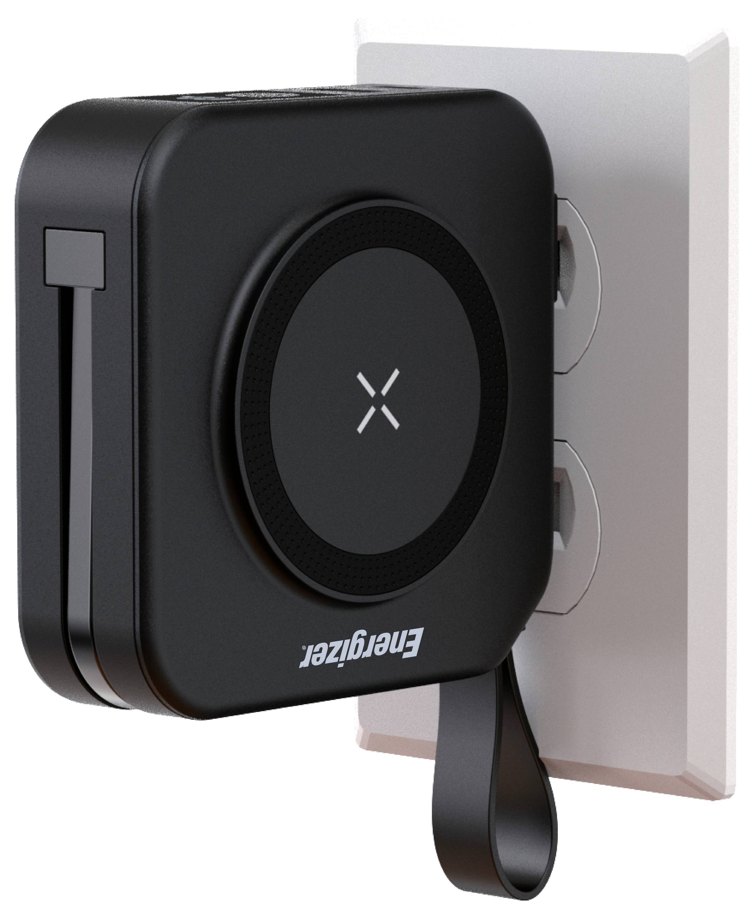 Un dispositivo di ricarica portatile nero collegato a una presa a muro, dotato di un cavo retrattile e un pad di ricarica wireless con un simbolo "X".